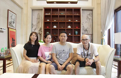 魯班裝飾草堂設計師與萬科棠樾業主合照 魯班裝飾草堂設計師與萬科棠樾業主合照