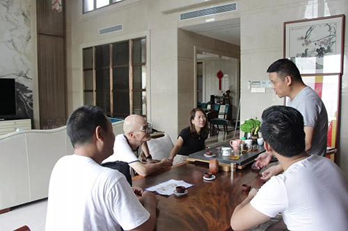 魯班裝飾設計師與東莞萬科棠樾裝修業主洽談 魯班裝飾設計師與東莞萬科棠樾裝修業主洽談