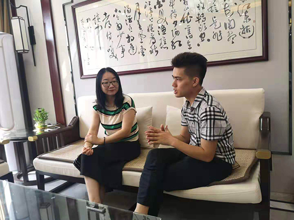 譽景名居裝修業主與設計師洽談 譽景名居裝修業主與設計師洽談